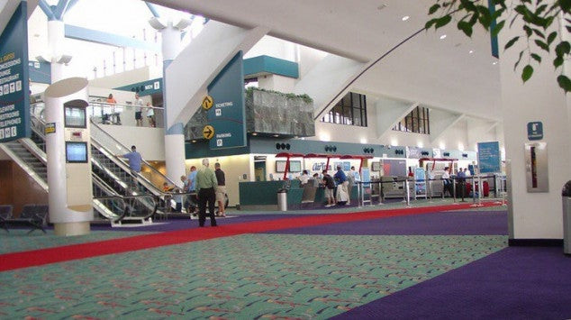 Συναγερμός! Εκκενώθηκε το αεροδρόμιο του Μίσιγκαν – Κάρφωσε μαχαίρι στον λαιμό αστυνομικού